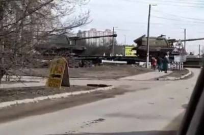 «Ого сколько танков! Нападать на Украину собрались?»: очевидцы засняли переброс техники РФ (ВИДЕО)