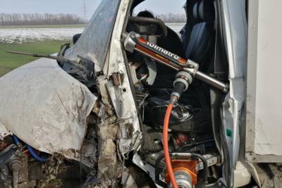 Кубанские спасатели освободили застрявшего в кабине грузовика водителя
