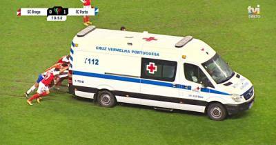 Конфуз в Португалии: футболистам пришлось толкать по полю автомобиль скорой помощи (видео)