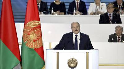 Лукашенко: "Мы удержали свою страну — пока"