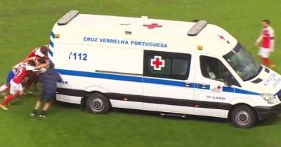 В Португалии футболисты вытолкали машину скорой помощи, застрявшую на поле (видео)