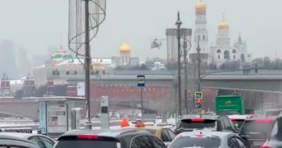 В небе над Кремлем заметили вертолеты