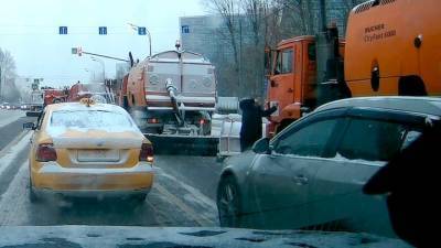 Московский водитель напал на машину дорожных служб и перекрыл дорогу. Видео