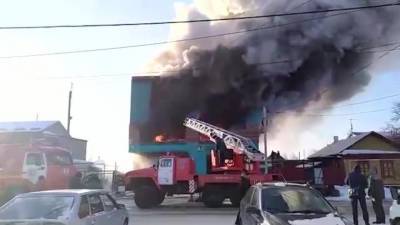 В Омске загорелось здание станции техобслуживания
