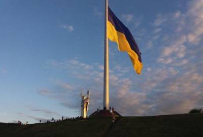 В Киеве приспустят главный флаг Украины: Почему