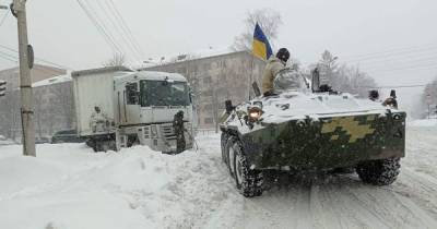 В Ровно вывели на улицы военную технику, чтобы извлечь из сугробов машины