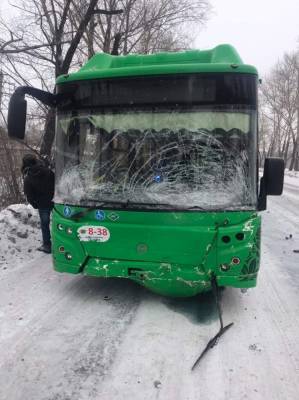 В Челябинске столкнулись легковушка и пассажирский автобус. Есть погибший