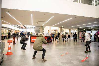 Известный в Литве боксёр в знак протеста провел тренировку в торговом центре