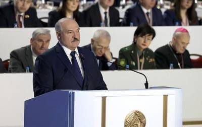 Лукашенко пообещал референдум по новой конституции через год