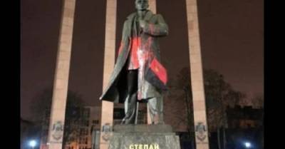 Во Львове задержали вандалов, которые осквернили памятник Степану Бандере