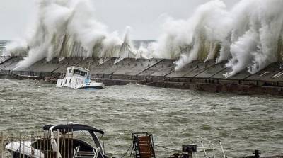 Спасатели предупредили о шторме на Черном и Азовском морях