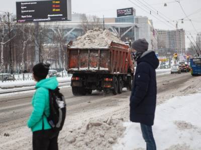 Водителей и пешеходов призвали к осторожности на дорогах Москвы из-за снегопада