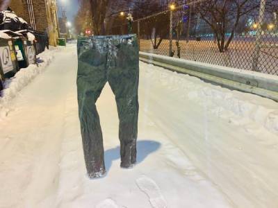 Мужчина замораживает штаны и оставляет их на парковке, чтобы сохранить себе место: забавные фото
