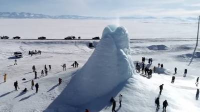 Извержение "ледяного вулкана" в Казахстане показали на видео