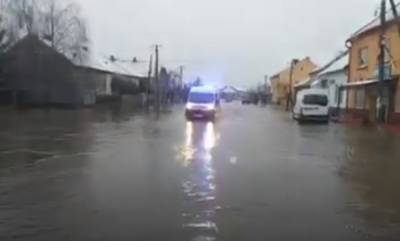 Непогода наделала беды на Закарпатье, дороги превратились в реки: кадры бедствия
