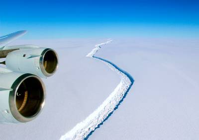 От Антарктиды откололся гигантский айсберг весом в триллион тонн: видео