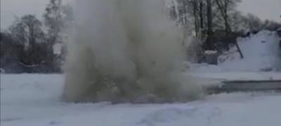 Саперы показали, как взрывали лед на опасной реке в Карелии (ВИДЕО)