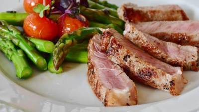 Главный гериатр России рекомендовала пожилым есть больше мяса для сохранения тонуса мышц