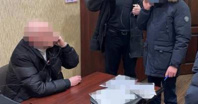 Чиновник "Украэроруха" требовал от фермеров деньги за пользование землями: его задержали в "Интерсити" (2 фото)