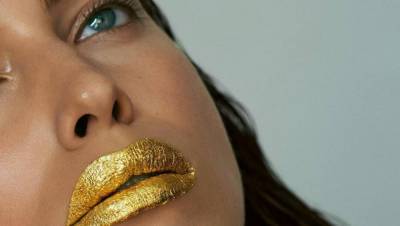 Ирина Шейк и Mimi Luzon выпустили маску для губ с 24-каратным золотом