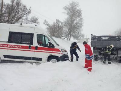 Непогода в Украине: снегом засыпает многие области