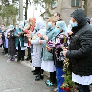 В запорожской инфекционной больнице провели панихиду по погибшим во время пожара. Фото