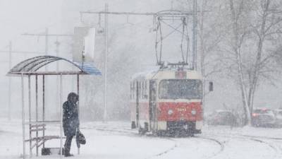 Снегопад в Киеве: столицу сковали пробки, общественный транспорт курсирует вне графика