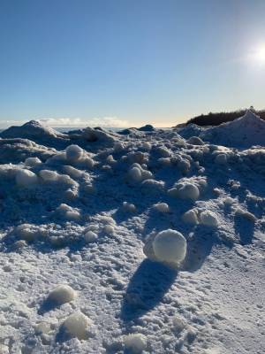 Ледяные шары усыпали берег Ладожского озера — фото