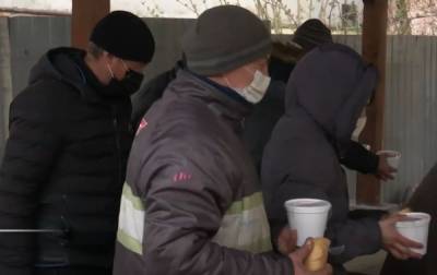 В столице волонтеры УПЦ ежедневно кормят замерзших бездомных и приглашают киевлян подключиться