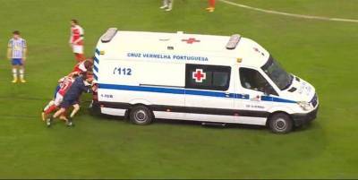 Брага Порту - футболисты обеих команд вытолкали заглохшую машину скорой помощи за пределы поля - видео - ТЕЛЕГРАФ