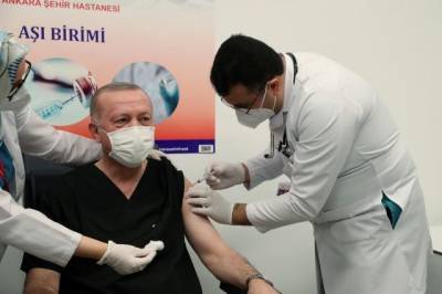 Эрдогану ввели вторую дозу китайской вакцины от COVID-19