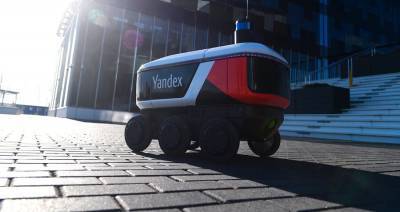 В "Яндексе" рассказали, как реагируют люди и питомцы на робота-курьера, доставляющего еду