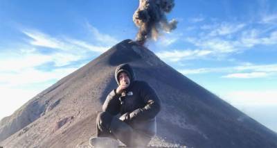"О Господи!" Турист медитировал на горе, когда сзади проснулся вулкан. Видео