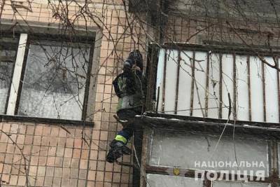 В Тернополе ребенок висел на перилах балкона, пока мать принимала душ