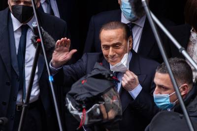 Берлускони госпитализировали после неудачного падения