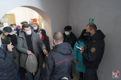 На суд против блогеров Кабанова и Петрухина никого не пустили — мол, все места уже заняты