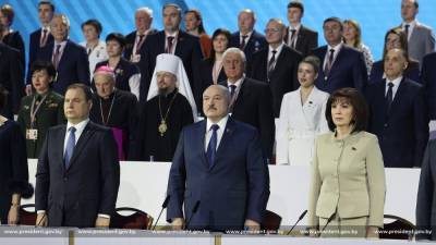 Лукашенко признался, что пока удалось удержать страну