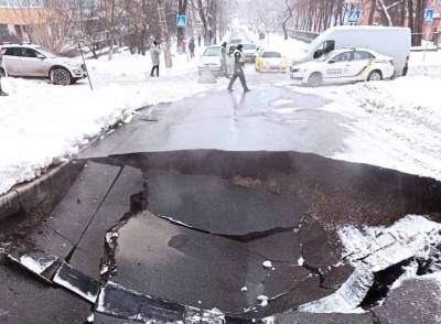 В Киеве снова провалился асфальт: Названа причина