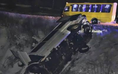 В Борисполе перевернулся микроавтобус, есть пострадавшие