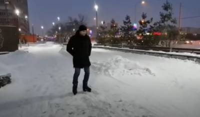 В Челябинске так скользко, что депутаты катаются по тротуарам на коньках