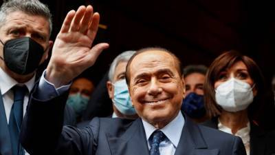 Берлускони попал в больницу после падения в резиденции