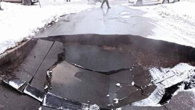 В Киеве из-за аварии на коллекторе посреди дороги образовалась огромная яма: видео