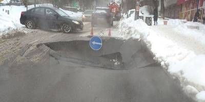 В Киеве на Петропавловской прорвало канализационный коллектор, на дороге образовался провал и перекрыто движение - ТЕЛЕГРАФ