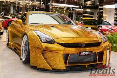 На продажу выставлен «золотой» автомобиль — стоит больше 12 млн грн