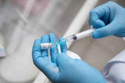 Президент и премьер Латвии сделали прививку от коронавируса