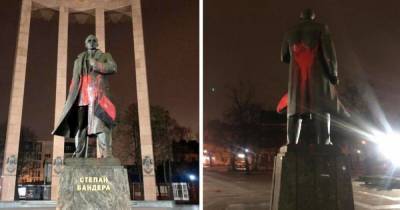Во Львове задержали осквернителей памятника Бандере, им грозит до семи лет (фото)
