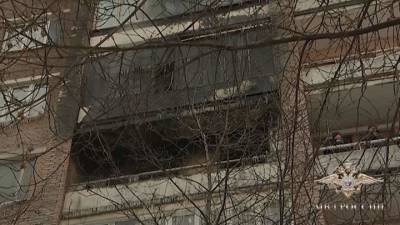 Полицейский спас москвичку, спрыгнув с ней с балкона горящей квартиры