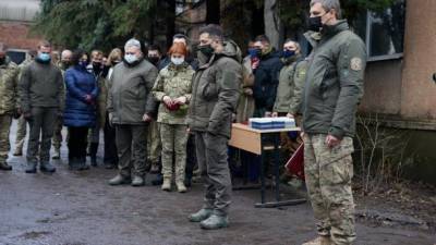Зеленский выразил соболезнования родным погибшего военного, которого застрелил снайпер оккупантов