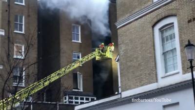 Сотня пожарных борются с огнем в британской столице