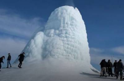 Ледяной вулкан в 14 метров: в Казахстане появилось новое чудо природы. ВИДЕО